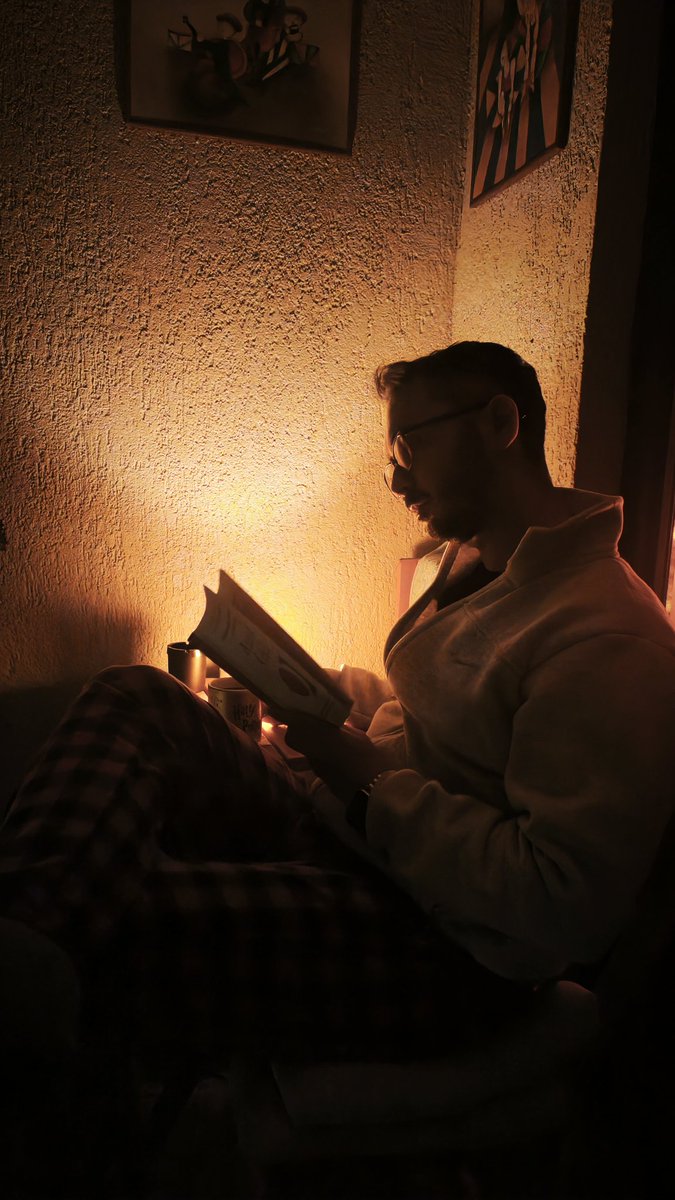 Gecenin en huzurlu saati. #bookstagram #bookspotlight