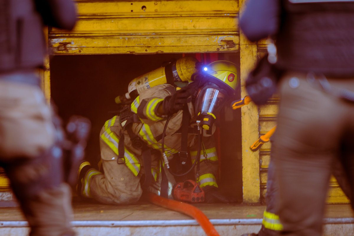 segura_ep's tweet photo. 🧵
🚨Desde el C5GYE de #SeguraEP se mantiene el constante monitoreo del incendio estructural alarma 3 en Cuenca y Eloy Alfaro. 

Hasta el momento se han desplegado:

68 recursos de @BomberosGYE , unidades de @interagua , 12 unidades de @ATM_Transito  ⤵️ https://t.co/byQiDSWIdW