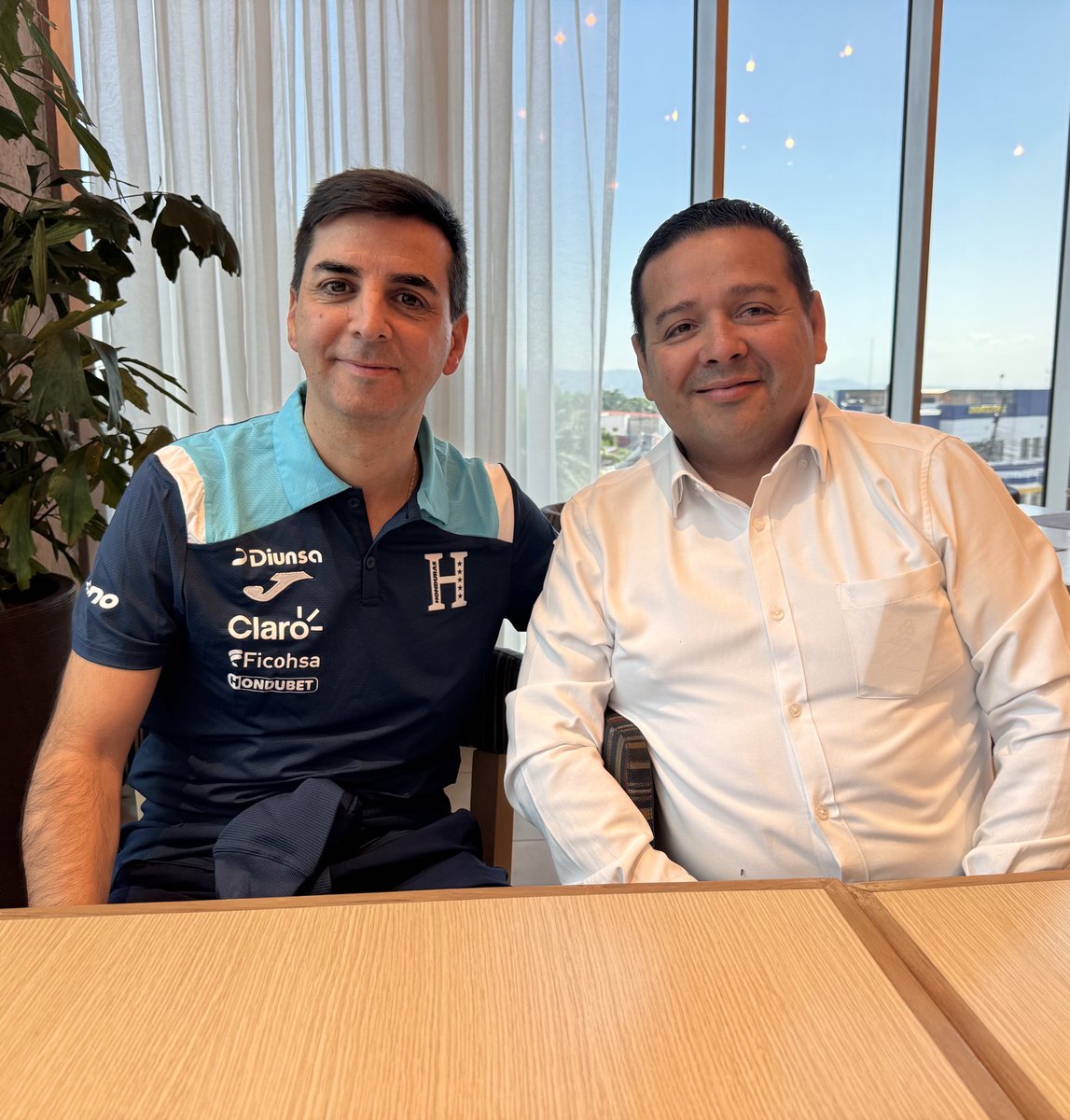 Hoy tuve el gusto de conversar ampliamente con Francis Hernández, director deportivo de la <a href="/FFH_Honduras/">Federación de Fútbol de Honduras (FFH)</a>  🇭🇳
*Educado
*Transparente
*Honesto
*Muy preparado
* De gran calidad humana
Ojalá que todas  sus ideas y anhelos con Honduras puedan cumplirse.