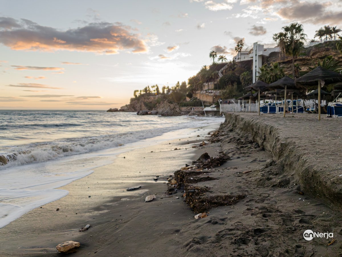 ennerja's tweet photo. Playa de Burriana tras el paso de las últimas borrascas. El mar ha seguido ganando terreno y parte del paseo marítimo sigue cayendo. Esperamos que pronto cese el mal tiempo y se empiece con los trabajos de recuperación de todas las playas del litoral Nerjeño. 
#nerja  #axarquia https://t.co/y767VVaruw
