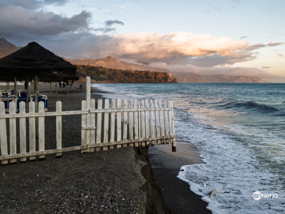 ennerja's tweet photo. Playa de Burriana tras el paso de las últimas borrascas. El mar ha seguido ganando terreno y parte del paseo marítimo sigue cayendo. Esperamos que pronto cese el mal tiempo y se empiece con los trabajos de recuperación de todas las playas del litoral Nerjeño. 
#nerja  #axarquia https://t.co/y767VVaruw