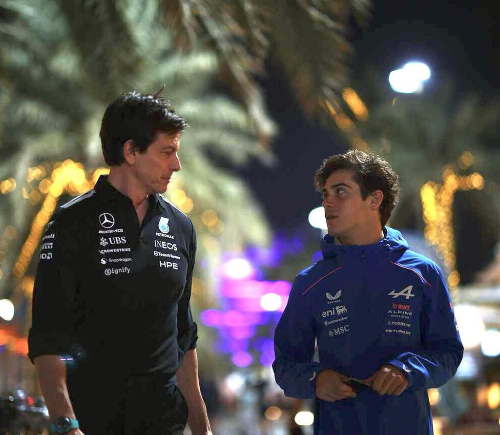ColapintoFiles's tweet photo. 📸 Franco Colapinto y Toto Wolff en el Paddock de Bahrein hoy.

Permitime soñar. https://t.co/tJuK4NcAfK