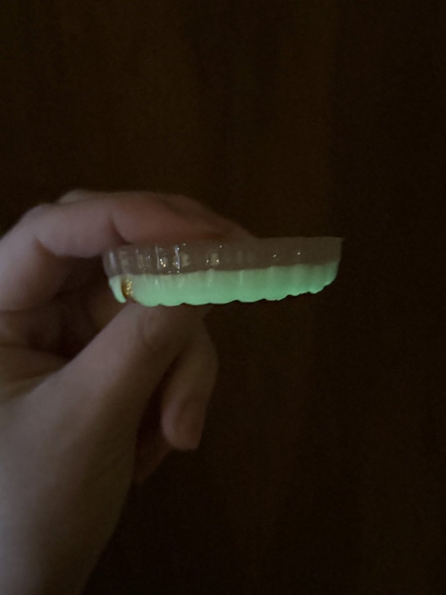 蓄光なので暗いところで光ります