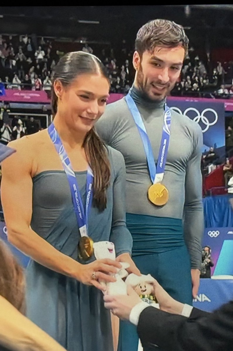 ChristianThetis's tweet photo. JEUX OLYMPIQUES D’HIVER 2026. Les champions: LAURENCE FOURNIER-BEAUDRY et GUILLAUME CIZERON. Ils ont conquis le monde du patinage artistique et remportent la médaille d’or seulement après une année en duo. #jo2026 #jeuxolympiques2026 #GuillaumeCizeron #LaurenceFournierbeaudry https://t.co/PB6LTmWYzz