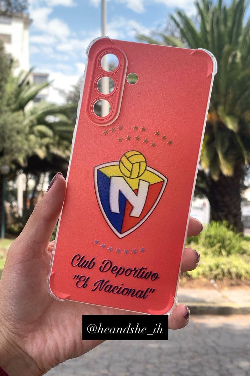 Hola gente! Quería compartirles por aquí mi emprendimiento. Son estuches personalizados a su gusto y elección, puedes llevar la foto de tu equipo, tu perro, tu novia, tu mamá, tu cara, etc. Si quieren regalar un detalle único y original, por aquí es😎 Ig: @heandshe_ih like y rt🫶🏼