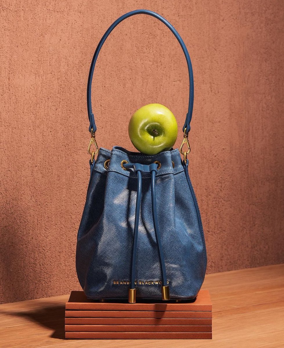 Victoriaa453's tweet photo. Stylish and chic 💙👜, this elegant handbag perfectly combines fashion with functionality ✨. A true statement piece that elevates any outfit 🌟. Always carry your confidence and stay fabulous! 💫 https://t.co/bxvz3Z9R9d