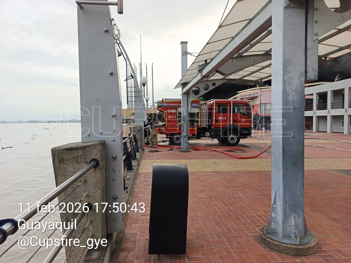 Parte del edificio colapsó Alarma 3 de #incendio edificio multicomercio en las calles Cuenca y Eloy Alfaro, continúa personal de #bcbg trabajando en el sitio.
Incendio declarado  
#Guayaquil 
#Alarmatres