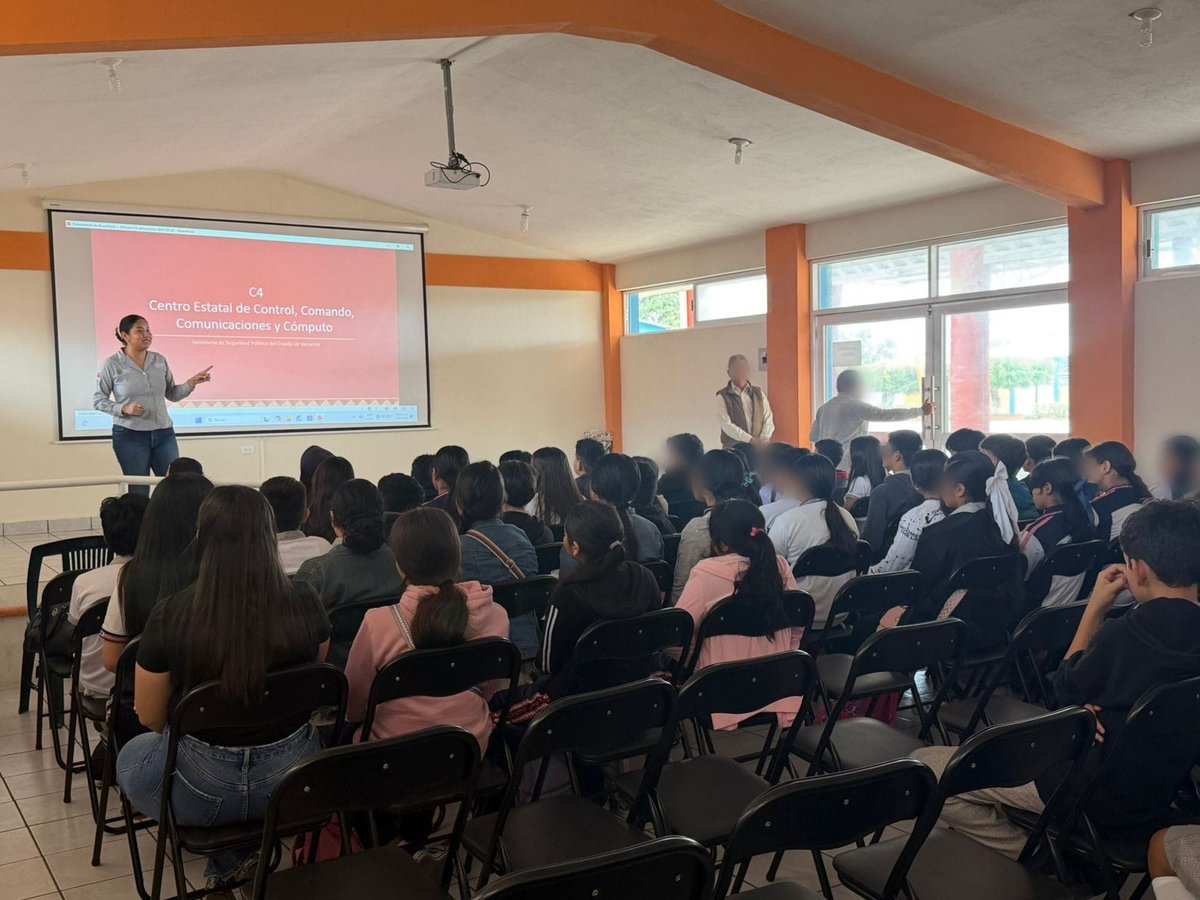 A través del #C4Veracruz brindamos información sobre las líneas de emergencia 9️⃣1️⃣1️⃣, 0️⃣8️⃣9️⃣ y  de nuestras apps, en escuelas de los municipios:

📍 Xalapa
📍 Juan Rodríguez Clara
📍 Tlapacoyan
📍 Tenampa

Seguimos trabajando con la misión de preservar tu seguridad. 👮🏽‍♂️🚔