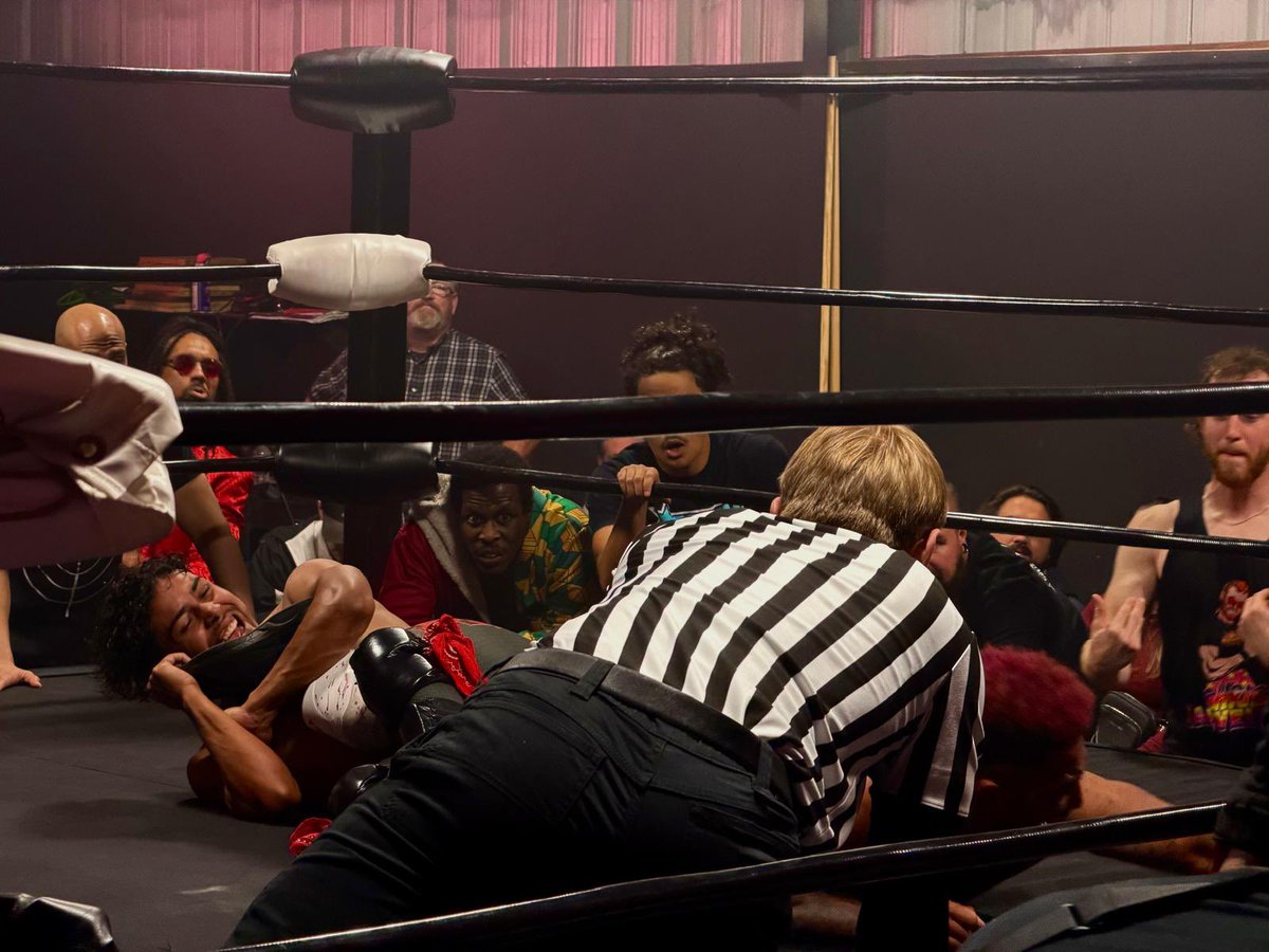 Chain snatcher
Soul snatcher
Ankle snatcher

👑🗡️