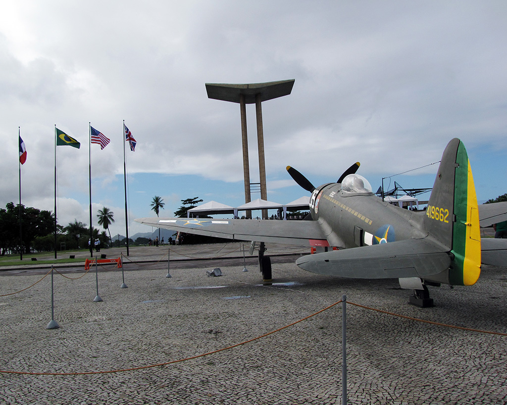 sentandoapua's tweet image. Republic P-47D-28-RE Thunderbolt (s/n 44-19663) representando o D5 (s/n 44-19662), usado pelo 1º Grupo de Caça, estacionado no Monumento aos Pracinhas para a solenidade do Dia da Vitória, 08 MAI 2012

#Republic #P47 #Thunderbolt #GrupoDeCaça #MMSGM #FAB #SentaAPua