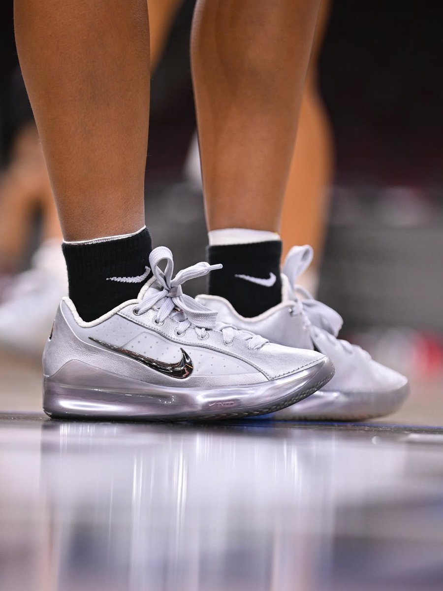 SoleRetriever's tweet photo. JuJu Watkins gifts her USC teammates the Nike LeBron NXXT Gen “Silver Lining” shoes she designed ❤️💛 @Jujubballin @KingJames 

📹 @USCWBB https://t.co/4Ae02muoqi