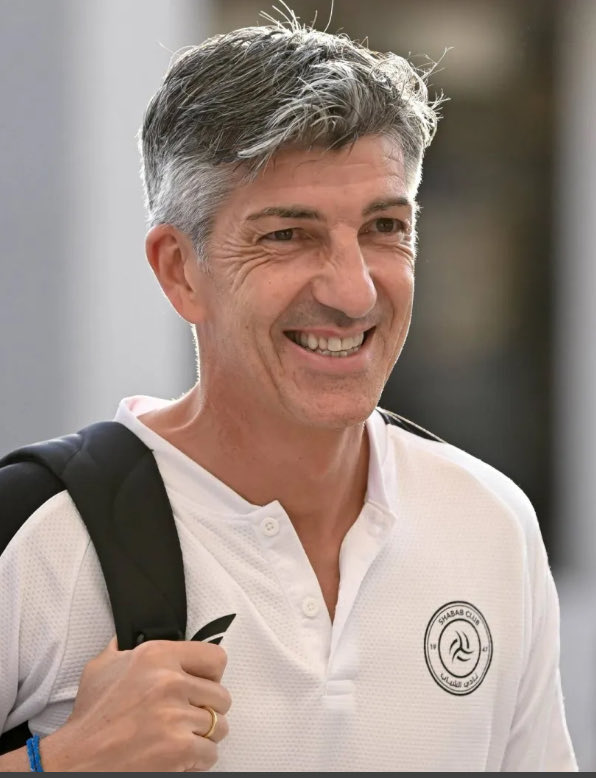 فاز الفريق ما فاز 
مشاعره بارده جدا 
ولا يعطي لعيبته حماس داخل الملعب من خلال ردة فعله في الدكه
يبدو لي ان اخر همه ترتيب الفريق
اتمنى ان كل ما تم ذكره صحيح
لان خروجه بداية التصحيح 🤲