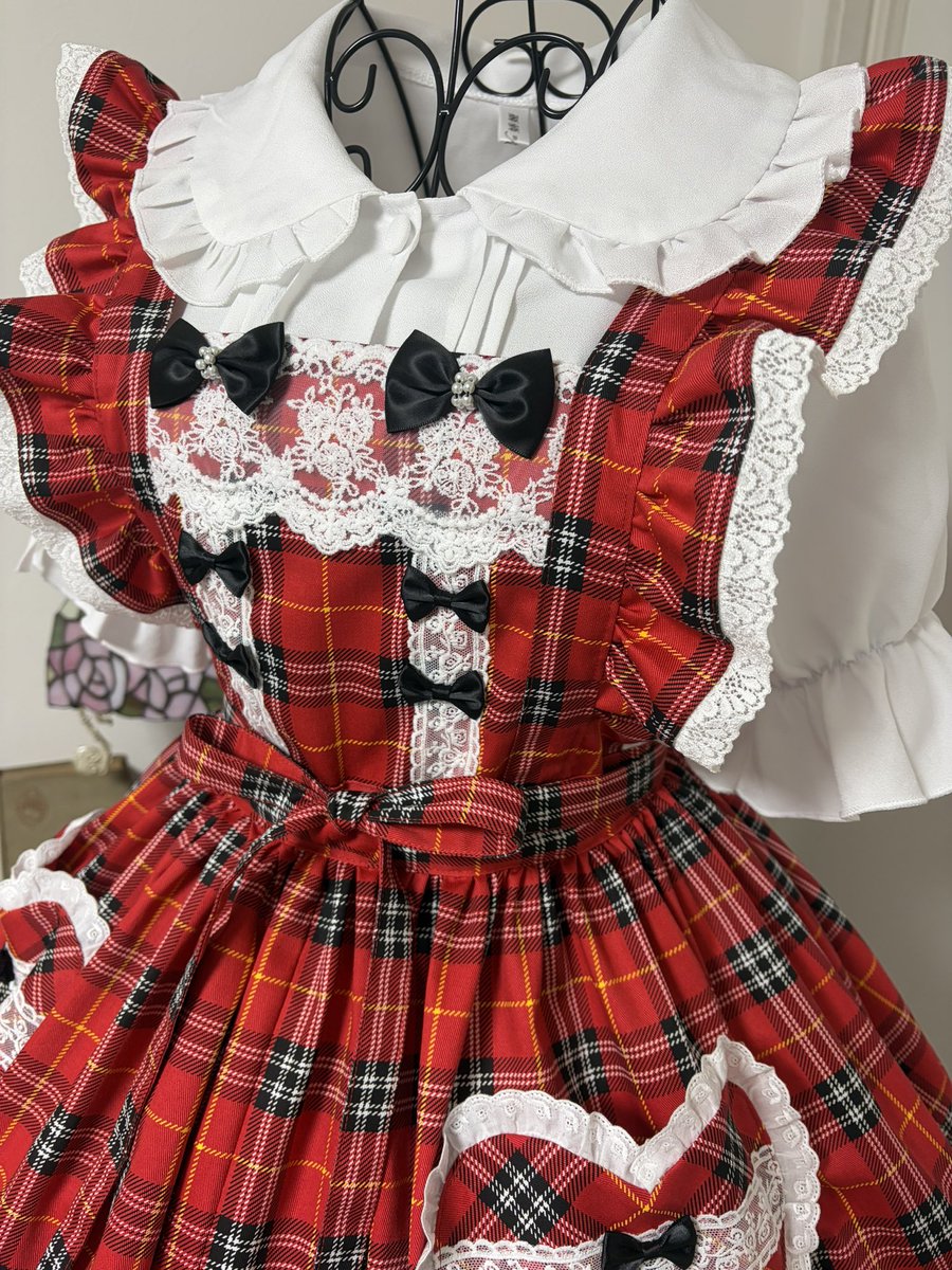 黒リボンと薔薇柄レースを多めに使用した1着。 裾フリルの切り替え