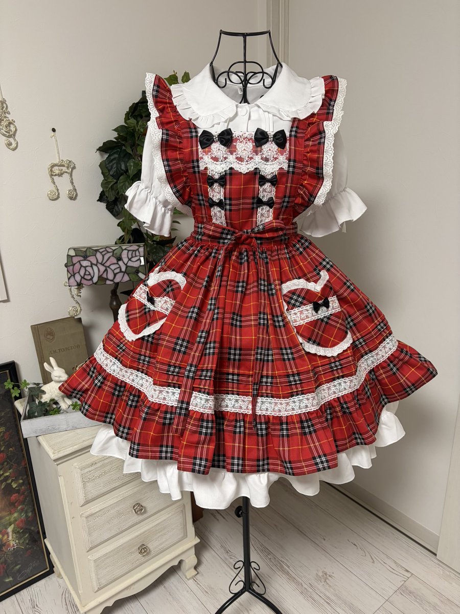 黒リボンと薔薇柄レースを多めに使用した1着。 裾フリルの切り替え