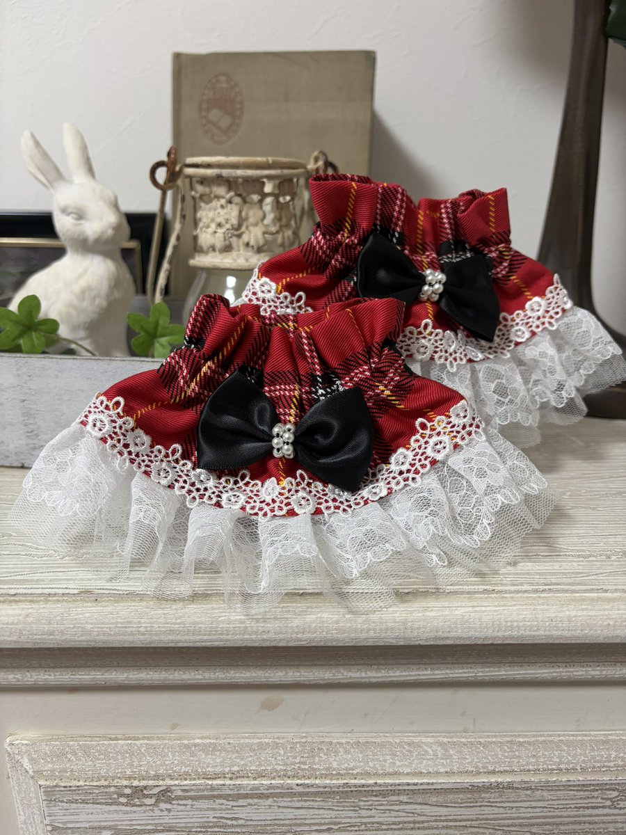 黒リボンと薔薇柄レースを多めに使用した1着。 裾フリルの切り替え