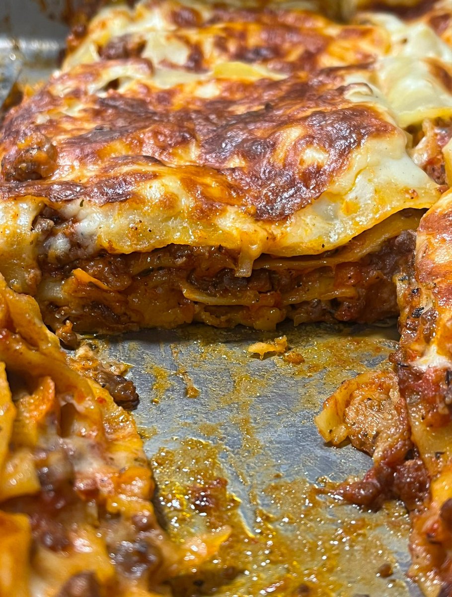 Sugarc0ating's tweet image. Lasagna is the perfect comfort food for a gloomy, rainy day. It just makes everything feel better.
