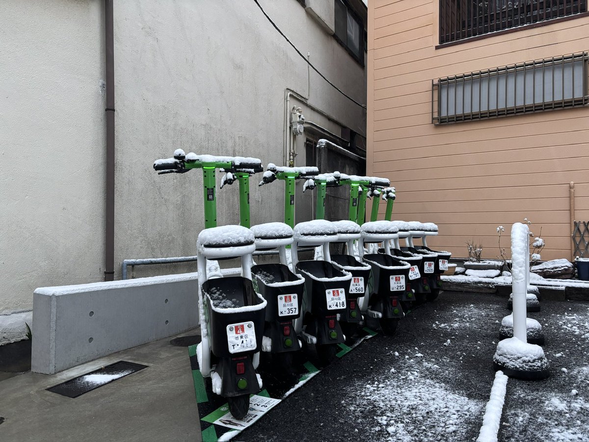 雪の日のLime。 今日は雪の中バッテリー交換へ。 安心してください。雪