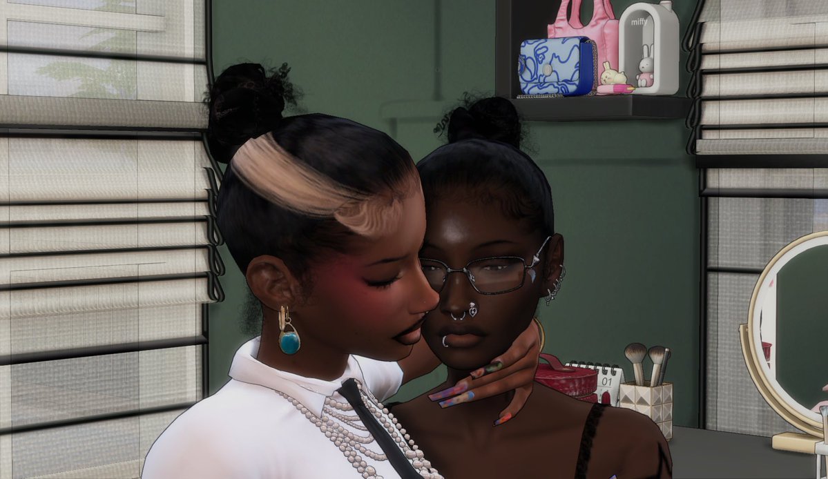 simbunnii's tweet image. Love seeing 2 pretty sims in one room😩