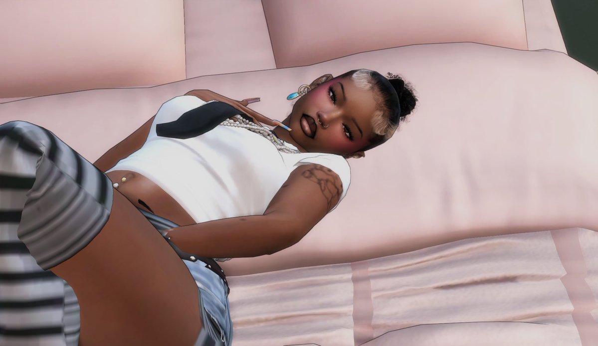 simbunnii's tweet image. Love seeing 2 pretty sims in one room😩