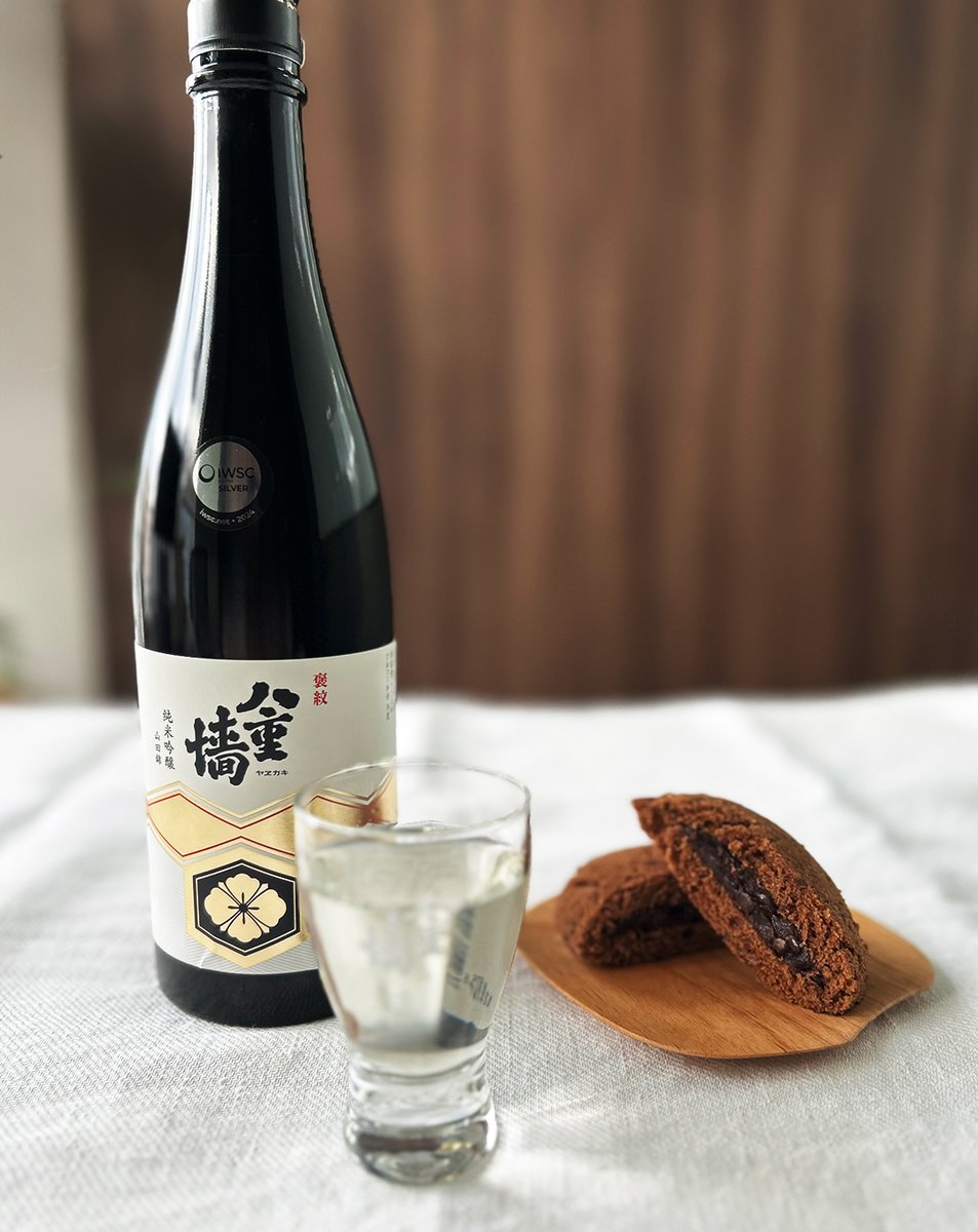 もうすぐ2月14日。
バレンタインデーですね🍫

だんだんと、女性から男性へチョコを贈る日という意味合いは薄れてきたように思いますが、
世の中にチョコレートが溢れるとやっぱりわくわく…

というわけで、今日はチョコレートの和菓子に日本酒を合わせてみました🍶