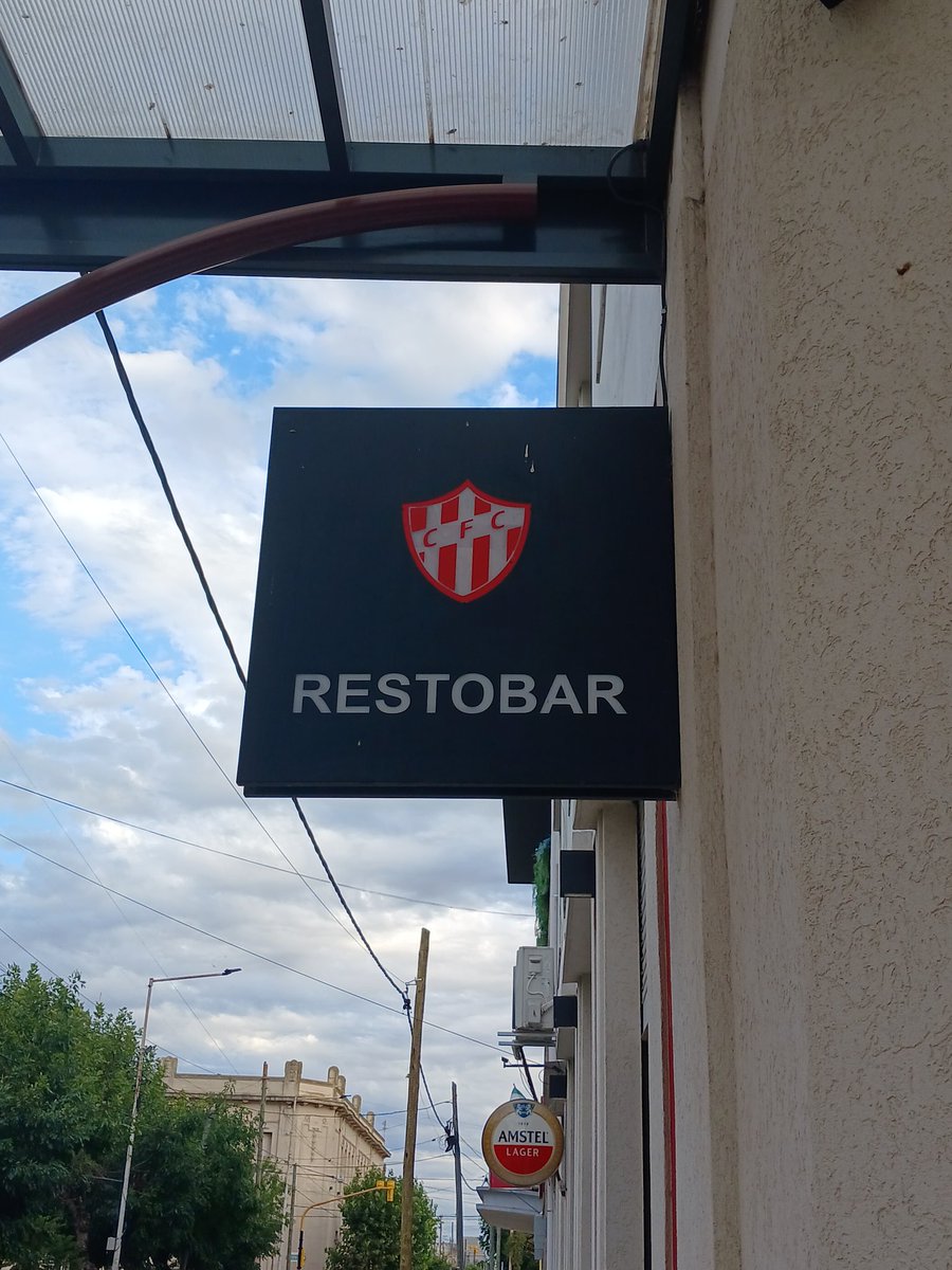 Hoy por la tarde tuve la posibilidad de estar en Cañuelas. Y me sorprendió el restaurante que tiene el club. Moderno y recién renovado. Y estamos hablando de un equipo de Primera C
En #Sanlorenzo seguimos penando y peleando para ver quien agarra la concesión y hace algo decente🤦🏻