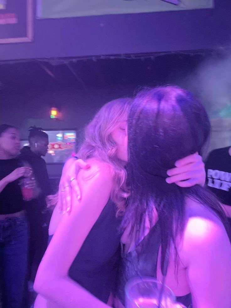 lilifromJenna's tweet photo. Bathroom- #Auwenclair 

Onde Wednesday conhece uma garota um tanto ousada no banheiro de uma festa.
Ou onde Enid queira um beijo de Wednesday. https://t.co/QgfiUVhQW5