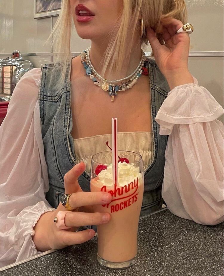 lilifromJenna's tweet photo. Bathroom- #Auwenclair 

Onde Wednesday conhece uma garota um tanto ousada no banheiro de uma festa.
Ou onde Enid queira um beijo de Wednesday. https://t.co/QgfiUVhQW5