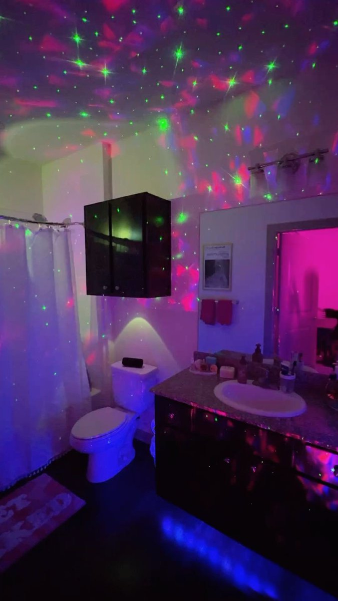 lilifromJenna's tweet photo. Bathroom- #Auwenclair 

Onde Wednesday conhece uma garota um tanto ousada no banheiro de uma festa.
Ou onde Enid queira um beijo de Wednesday. https://t.co/QgfiUVhQW5