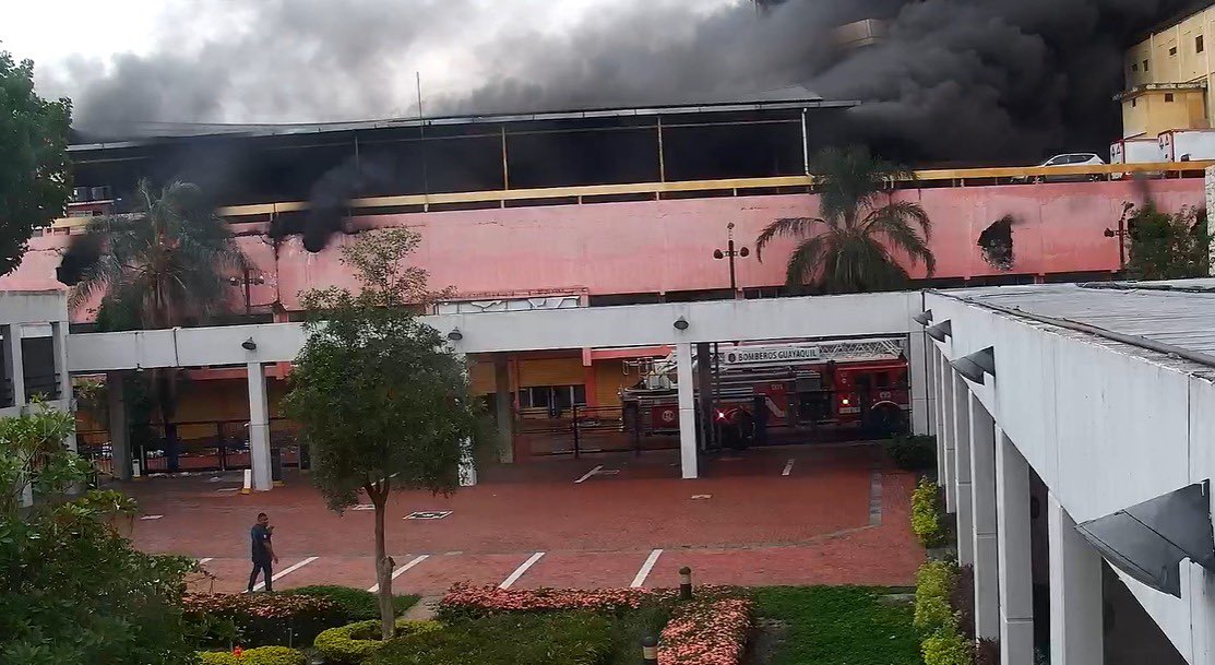 📍 #Guayas | Guayaquil – Centro (C.C. Multicomercio)

Estado: 🟠 En atención 
Evento: Incendio estructural
Fecha de actualización: 11/02/2026 – 17:12

El incendio se mantiene activo y en fase de control en el tercer piso del Centro Comercial Multicomercio. Debido a las altas