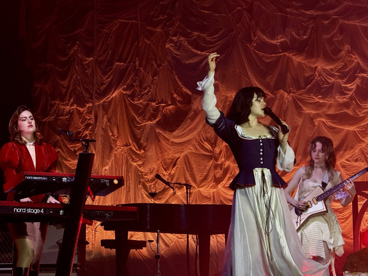 joanes7_'s tweet photo. 📸 Apoteósico lo de The Last Dinner Party en Razzmatazz.

PD: Emily Roberts con la guitarra diseñada por St. Vincent 🐐 https://t.co/oZI6LrnZT5