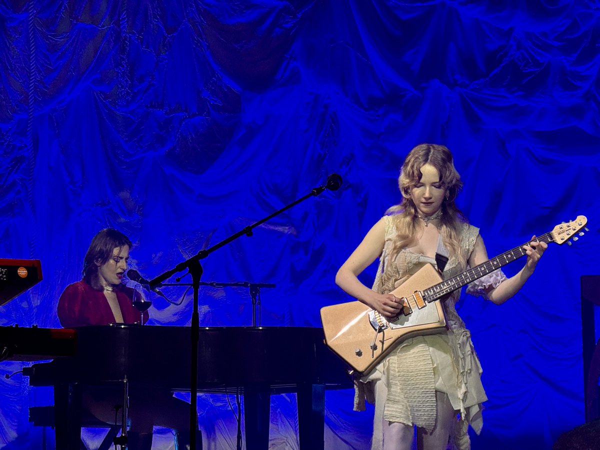 joanes7_'s tweet photo. 📸 Apoteósico lo de The Last Dinner Party en Razzmatazz.

PD: Emily Roberts con la guitarra diseñada por St. Vincent 🐐 https://t.co/oZI6LrnZT5