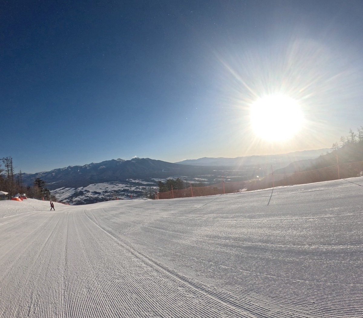 2/12(木) 天気:晴れ☀️、山頂気温:-7℃、風速:2m、積雪:120cm、山麓天気:-4℃、全面滑走可能です❄︎
昨日の降雪により、ゲレンデコンディションは最高！
絶景とともにお楽しみください☺︎