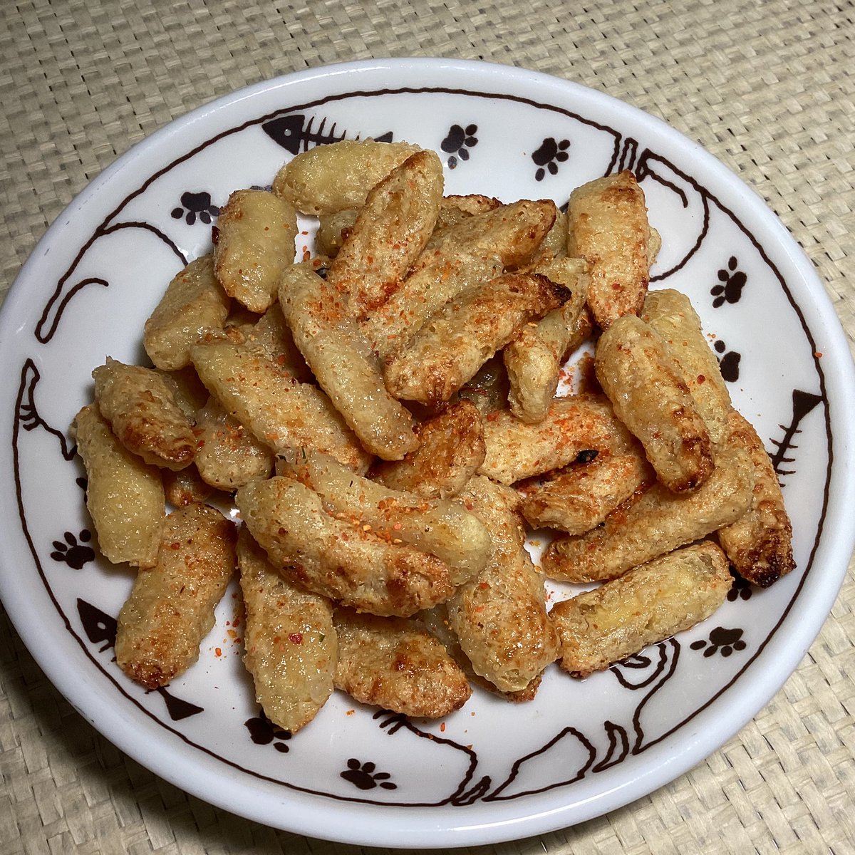 kikumasamune82's tweet photo. 油揚げにシャンタンとおろしにんにくをまぶしてトースターで焼いて七味と甘いお醤油I˙꒳​˙)♡⃛ https://t.co/5ZdcAU851f
