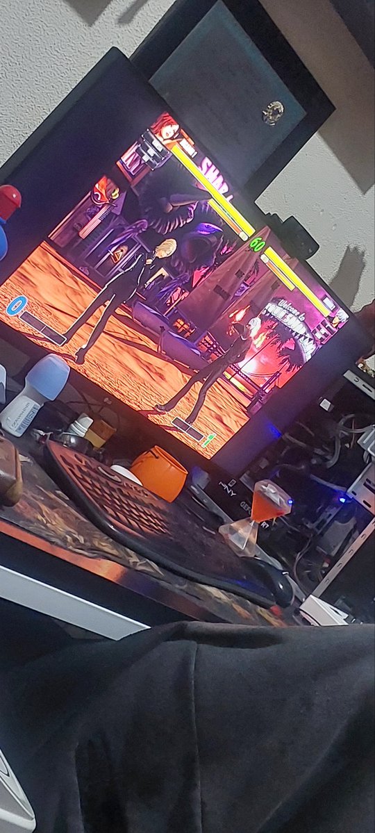 Aniversário do meu priminho de 13 anos e estamos aqui: eu, ele, minha prima e o namorado dela jogando KOFXV 🔥