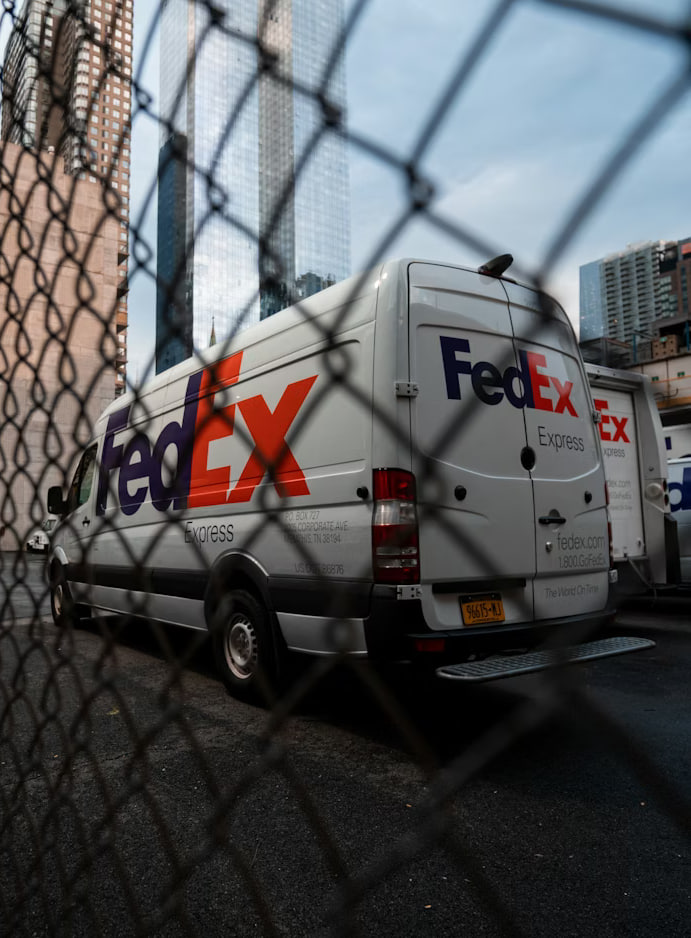 siyahsancakx's tweet photo. 🔵 Epstein'in FedEx hesabından ölümünden yıllar sonra bile hâlâ gönderimler yapılıyor (The Ditch) https://t.co/fzUTQZVlua