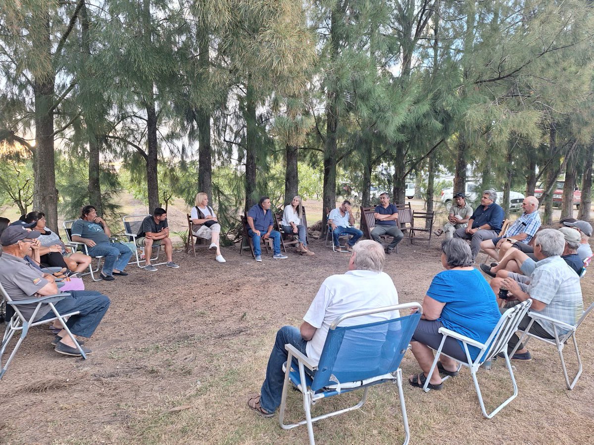 cdcamy's tweet photo. Reunido con vecinos y productores de Colonia Española. https://t.co/mfjsszPwSZ
