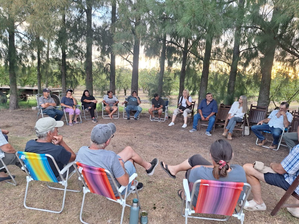 cdcamy's tweet photo. Reunido con vecinos y productores de Colonia Española. https://t.co/mfjsszPwSZ