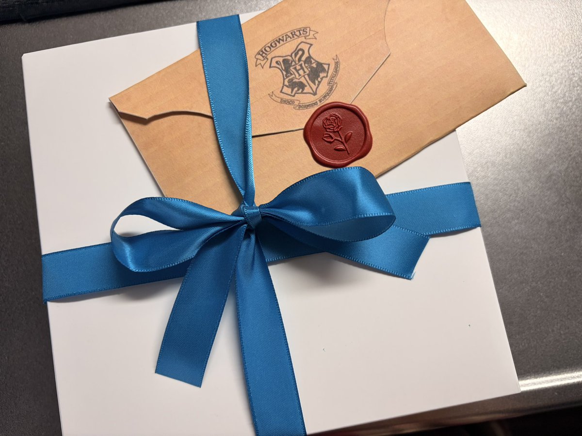 m_abc___'s tweet photo. 今年のバレンタインテーマは
ハリーポッター🧹
誕生日にスタジオツアー連れて行くから
手作り招待状とチケットも作って
我ながら満足🙏🏻
渡すとき真ん中潰れちゃってて
踏んじまった状態になってしまった（笑） https://t.co/uWlBaVgf28