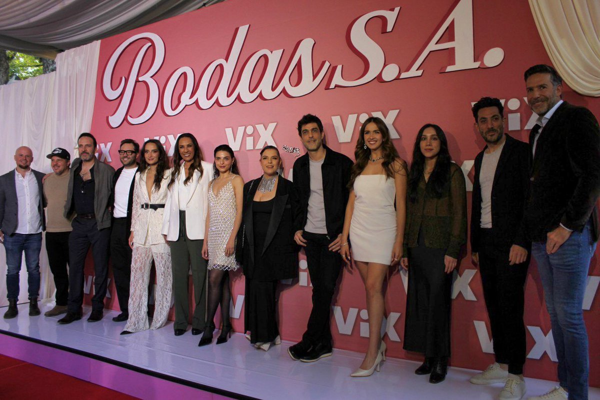 Estuvimos en la alfombra rosa de #BodasSA con <a href="/ConsueloDuval/">Consuelo Duval</a> y <a href="/gissellekuri/">Gisselle kuri</a>

La nueva comedia de #vix llega con estilo, risas y una vibra única: amor, bodas de lujo y una relación madre-hija que promete hacernos reír (y también reflexionar).

Estreno 13 de febrero