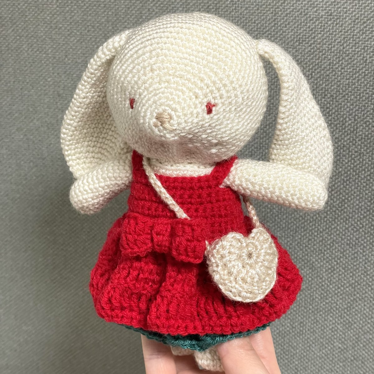nabeushinabe's tweet photo. 白うさぎちゃんに、真っ赤なワンピースを編みました👗

#あみぐるみ
#かぎ針編み https://t.co/tSowxVdBlu