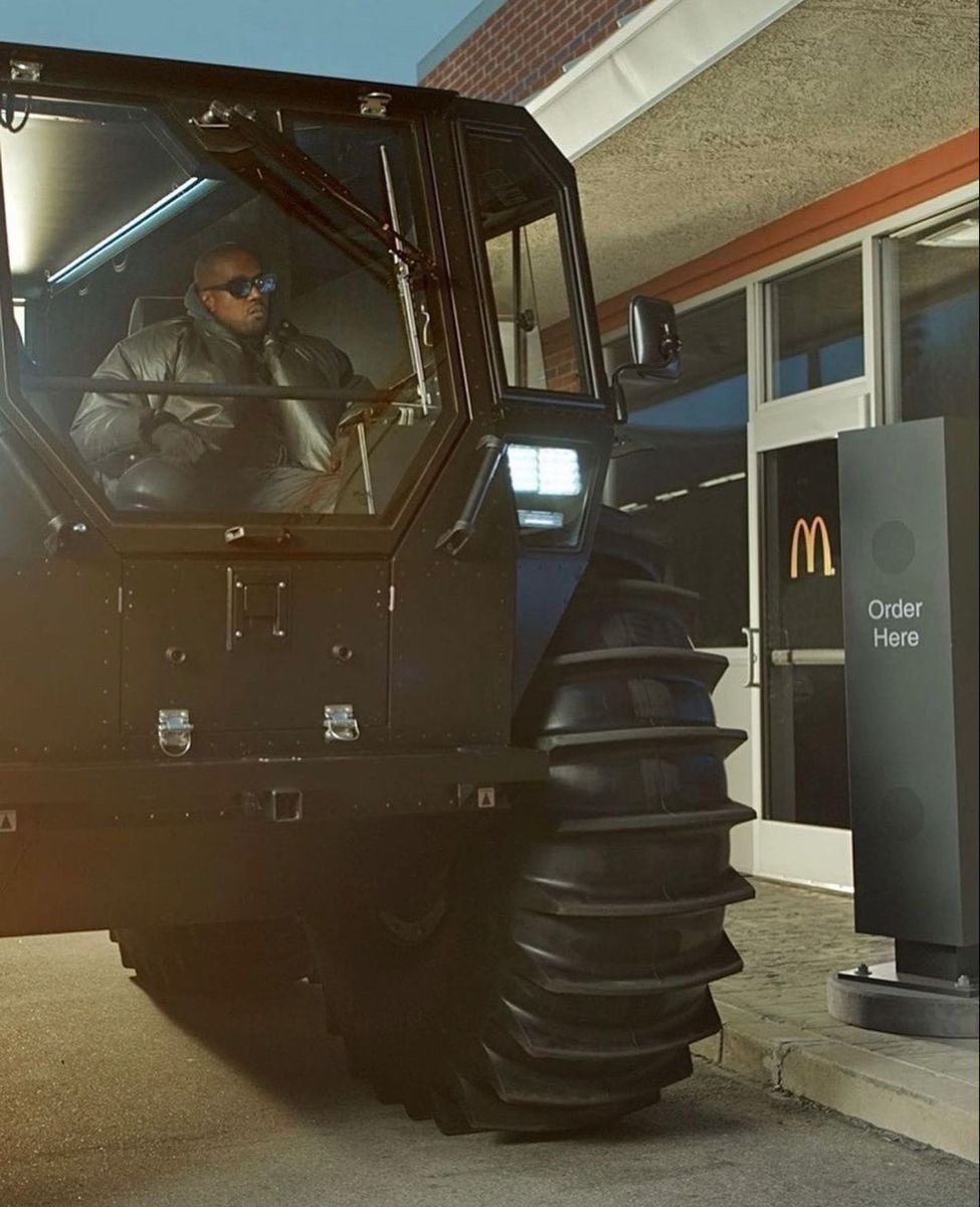 FrankMagana15's tweet photo. Kanye West pulling up to buy the Drake meal https://t.co/pV0cp0R3Yw