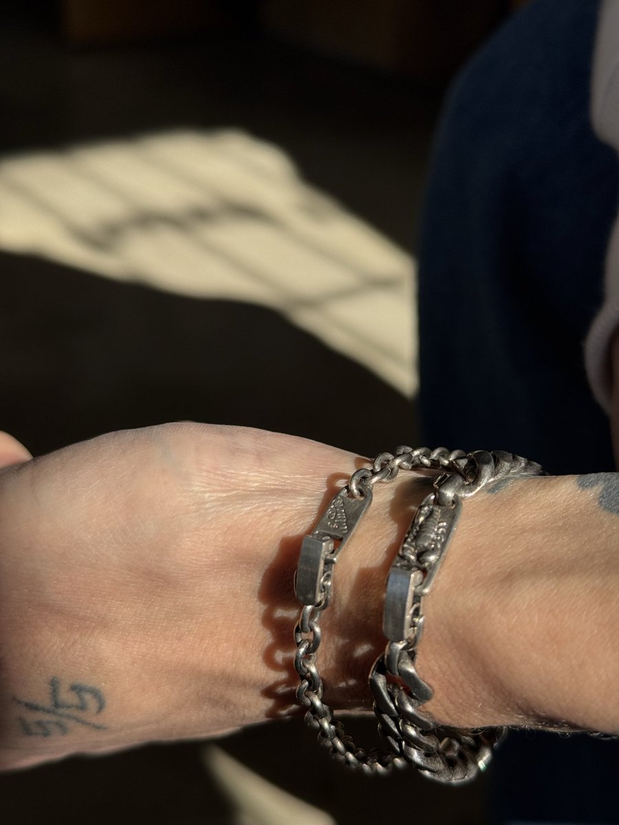 interplay_news's tweet photo. #CLUCT 人気アクセサリーより、ブレスレットのご紹介です。VICENTEは、チェーンに重圧感があり流行り廃り無く使用できるクラッシックなブレスレット。
薔薇の花をモチーフにした真鍮ブレスレットは上品なデザインと程よいサイズ感で女性にも好評の1点🥀✨
https://t.co/osTwdAo464 https://t.co/GHuPPGOE1f