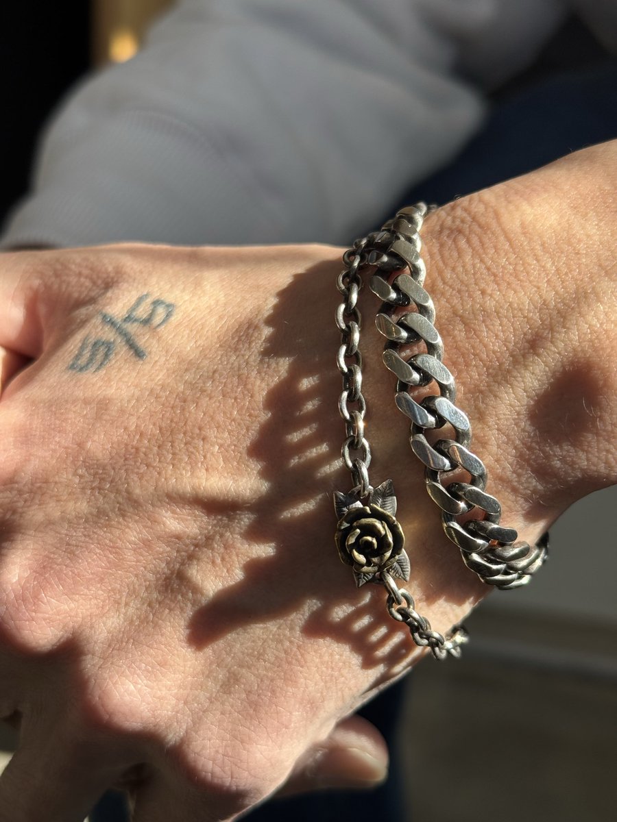 interplay_news's tweet photo. #CLUCT 人気アクセサリーより、ブレスレットのご紹介です。VICENTEは、チェーンに重圧感があり流行り廃り無く使用できるクラッシックなブレスレット。
薔薇の花をモチーフにした真鍮ブレスレットは上品なデザインと程よいサイズ感で女性にも好評の1点🥀✨
https://t.co/osTwdAo464 https://t.co/GHuPPGOE1f