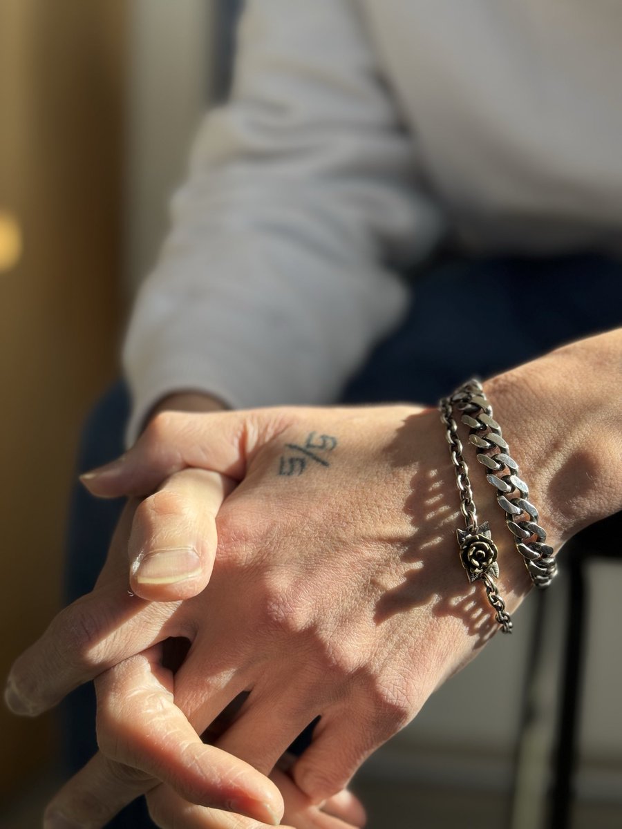 interplay_news's tweet photo. #CLUCT 人気アクセサリーより、ブレスレットのご紹介です。VICENTEは、チェーンに重圧感があり流行り廃り無く使用できるクラッシックなブレスレット。
薔薇の花をモチーフにした真鍮ブレスレットは上品なデザインと程よいサイズ感で女性にも好評の1点🥀✨
https://t.co/osTwdAo464 https://t.co/GHuPPGOE1f