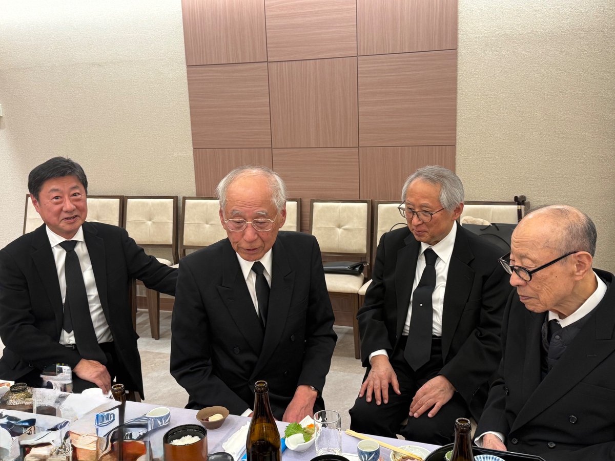 私がフォローしてゐる方限定でお送りします。拡散お断りです。
長兄の連れ合ひが急死。昨日無宗教の「お別れの会」がありました。享年九十。写真の左から、長兄の長男（通販生活社長を経て会社経営）、次兄（工学博士、数学者、78歳）、私、73歳、長兄（喪主、元会社経営者、94歳）。珍しいショット。