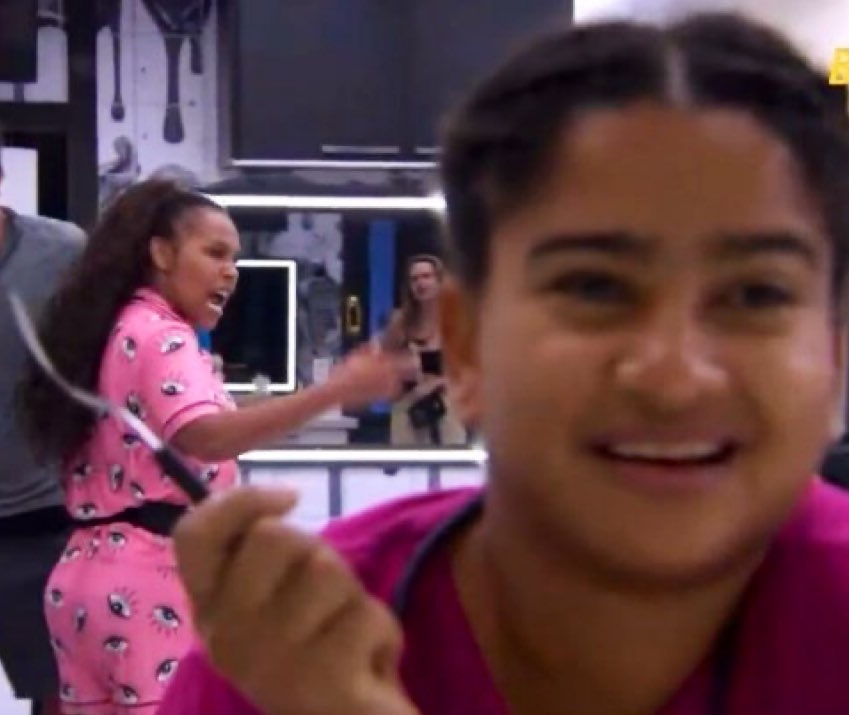 thefateofpedrin's tweet photo. pra quem diz que quarta feira não tem nada no BBB os 4 nessa foto (estou falando do garfo claro) tem em um dia 10000x mais enredo que a jornada teve em 1 mês 

#BBB26 #RedeBBB #SolExpulsa https://t.co/yYqThA3r3m