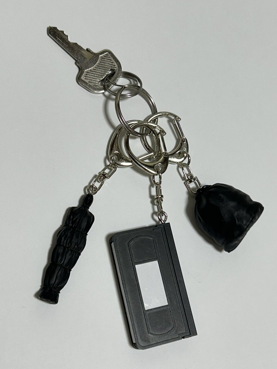 fish_studio's tweet image. 早速グッズ等作り始めてますので
取り急ぎロゴを作りました
あとステッカーも作ってます

テーマは90年〜2000年頭の
ビデオカルチャーです
クリスカニンガムとか呪いのビデオとか

個人でこうゆう事をすると
見入りが少ない上に寿命も短いので
冷静になると恐ろしい