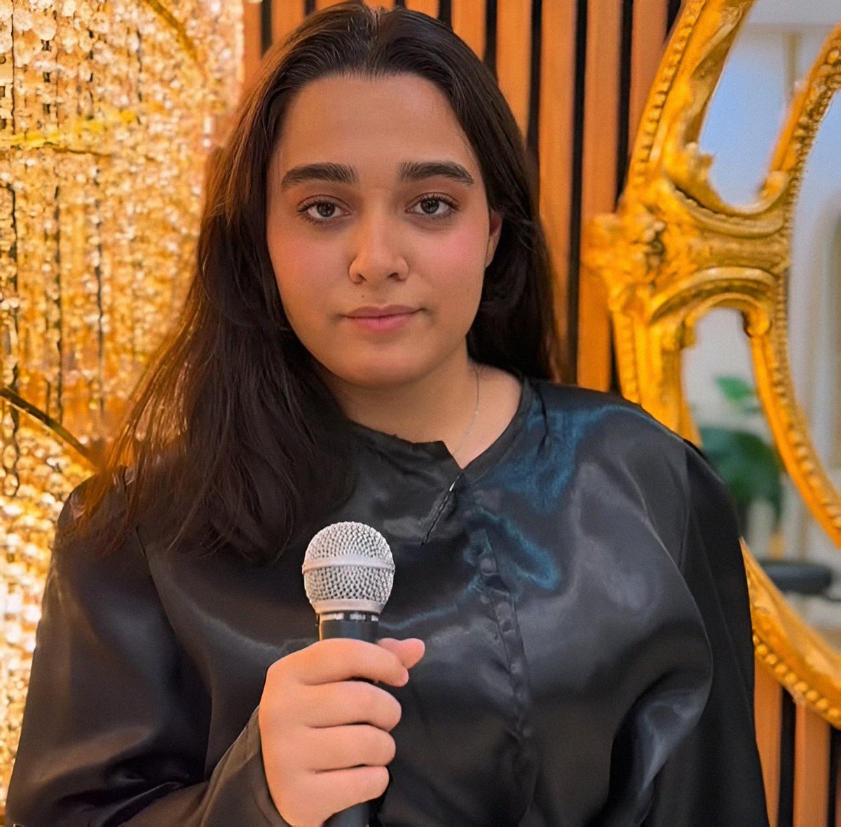 L O G Λ Я tweet media