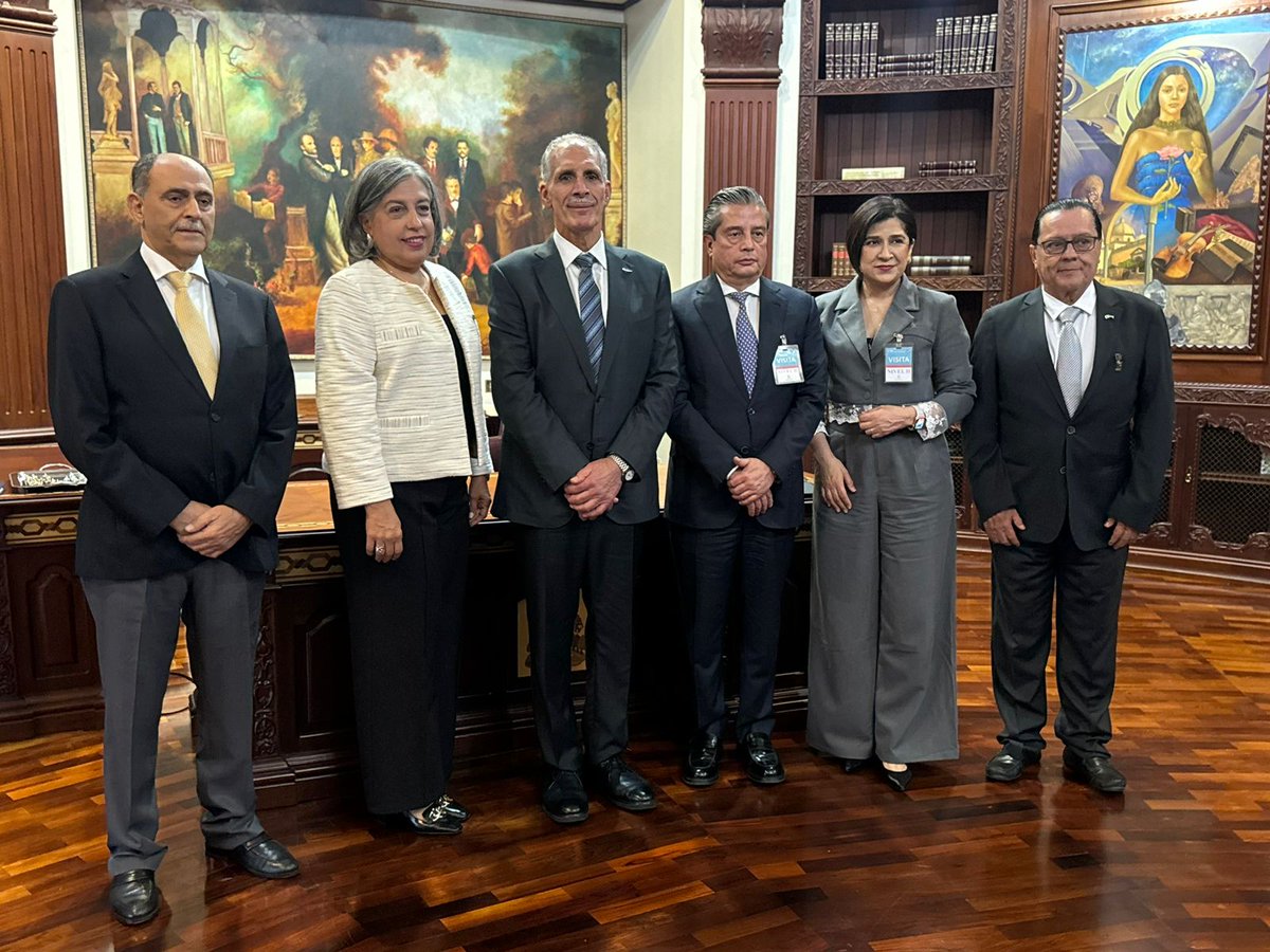 COHEPHonduras's tweet photo. El #COHEP, liderado por la Ing. Anabel Gallardo, sostuvo una reunión estratégica con el Presidente Nasry Asfura(@hnpresidencia) para impulsar una agenda conjunta que fortalezca la competitividad y la creación de empleos. 🇭🇳

En este encuentro reafirmamos que el diálogo es la mejor herramienta para resolver los desafíos nacionales. Entre los puntos clave abordados destacan: 

✅ Salud como prioridad: Sin salud no hay trabajo ni educación.
✅ Eficiencia administrativa: Apoyamos la reducción del gasto público, la digitalización del Gobierno y el combate a la corrupción.
✅ Fortalecimiento comercial: Vemos con optimismo el acercamiento con EE. UU. para potenciar nuestra economía y apoyar a nuestros compatriotas en el exterior.  

¡Trabajando juntos, generamos oportunidades para todos! 💼✨

#Honduras #SectorPrivado #DesarrolloEconómico