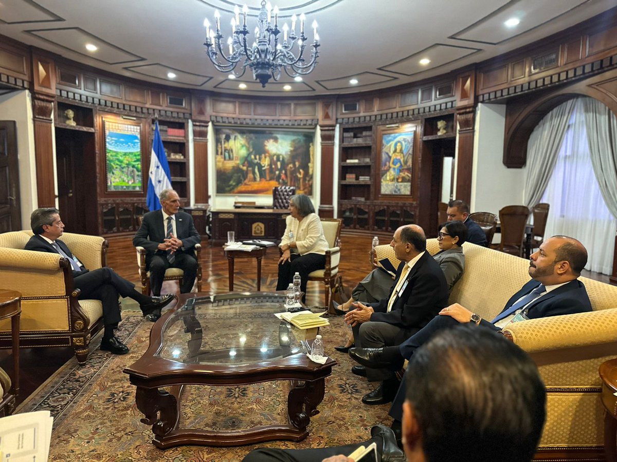 COHEPHonduras's tweet photo. El #COHEP, liderado por la Ing. Anabel Gallardo, sostuvo una reunión estratégica con el Presidente Nasry Asfura(@hnpresidencia) para impulsar una agenda conjunta que fortalezca la competitividad y la creación de empleos. 🇭🇳

En este encuentro reafirmamos que el diálogo es la mejor herramienta para resolver los desafíos nacionales. Entre los puntos clave abordados destacan: 

✅ Salud como prioridad: Sin salud no hay trabajo ni educación.
✅ Eficiencia administrativa: Apoyamos la reducción del gasto público, la digitalización del Gobierno y el combate a la corrupción.
✅ Fortalecimiento comercial: Vemos con optimismo el acercamiento con EE. UU. para potenciar nuestra economía y apoyar a nuestros compatriotas en el exterior.  

¡Trabajando juntos, generamos oportunidades para todos! 💼✨

#Honduras #SectorPrivado #DesarrolloEconómico